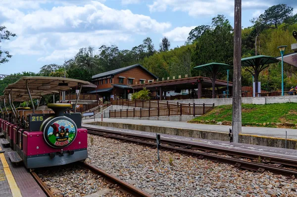 祺峰休閒的鐵道自行車導入智慧充電系統與多語導覽服務，落實節能減碳並吸引國際旅客，成功將地方鐵道觀光推