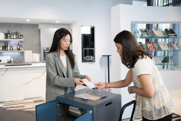 櫃體的行動裝置不僅是模擬家中櫃體大小，同時也有許多小型板材。讓消費者在無法前往展間的情況下，也可以觸