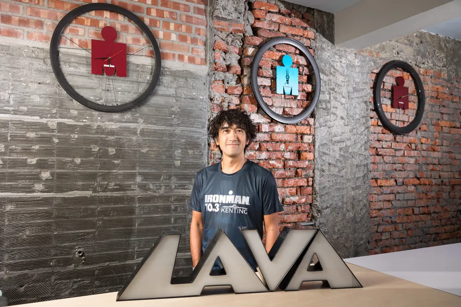 台灣鐵人三項攜手未來式互動藝術、正能量運動，共同打造AI賽事助手「小喜」推動運動產業智慧化