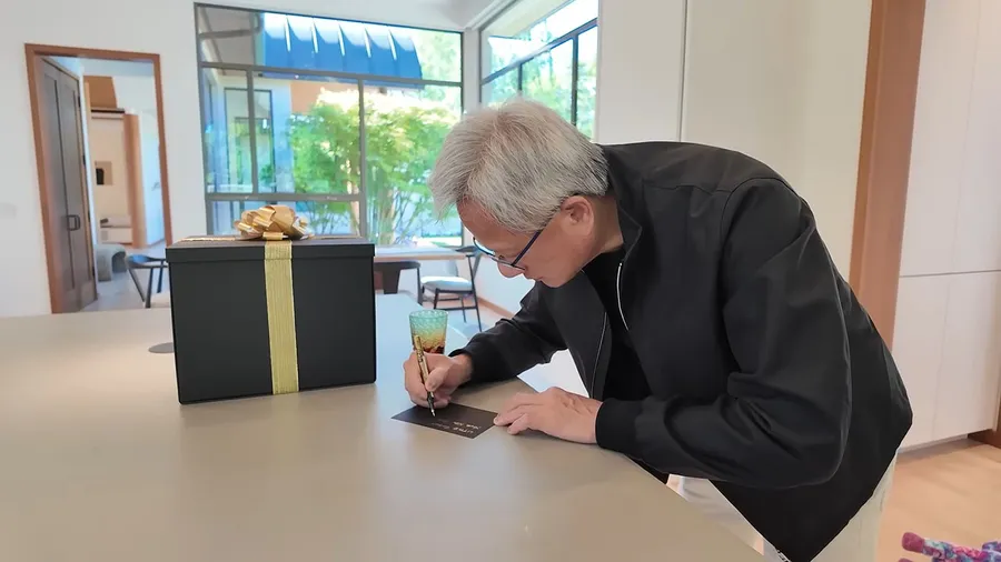 黃仁勳喊3台電腦孵1顆腦！輝達如何打造「接生」機器人大軍的最強搖籃？