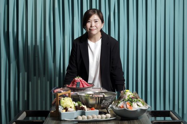  小金雞+1！火鍋市場擁擠，為何王品能靠「聚」、「青花驕」、「和牛涮」等品牌，營收 5 年翻 3.6 倍？