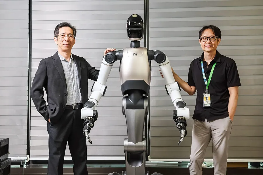 林百里「金孫」達明機器人曬肌！機械臂王深蹲人形機，要HOLD住台灣核心練全身