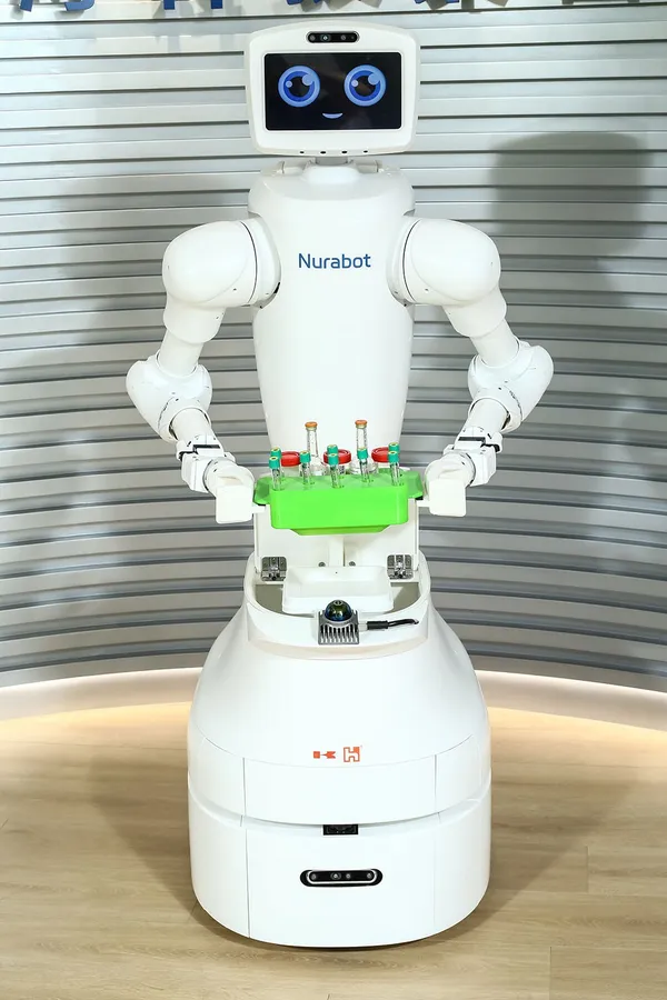 行「走」的醫護小金剛：Nurabot AI護理協作機器人