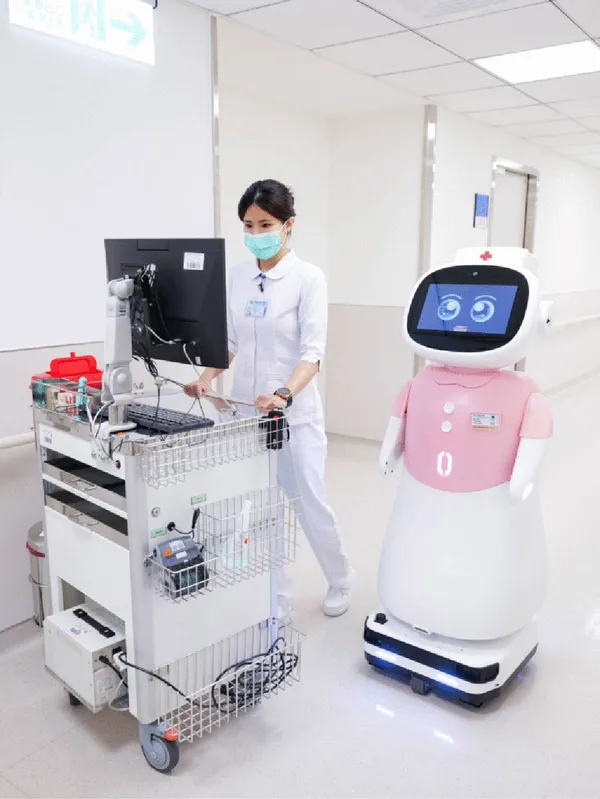 行「走」的醫護小金剛：生成式AI照護型機器人愛寶