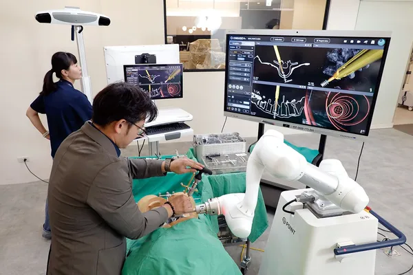 行「走」的醫護小金剛：脊椎微創手術機器人輔助系統