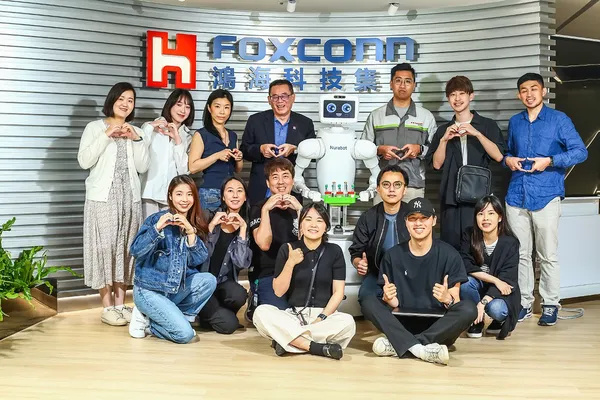 鴻海B事業群總經理姜志雄與團隊