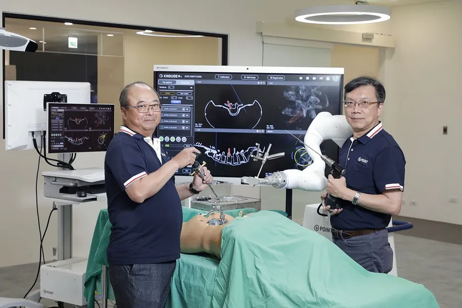 看、釘、鑽挑戰骨科達文西！炳碩這隻機器「妙手」能學真人醫師的蛋雕手感