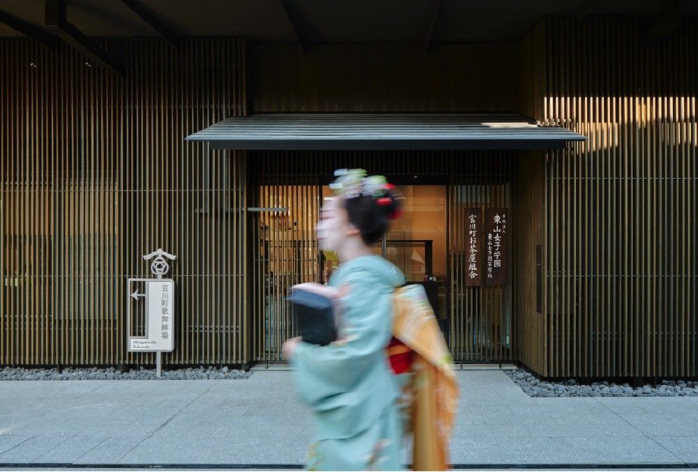 京都「宮川町歌舞練場」華麗新生！隈研吾延續百年建築風華，原研哉操刀