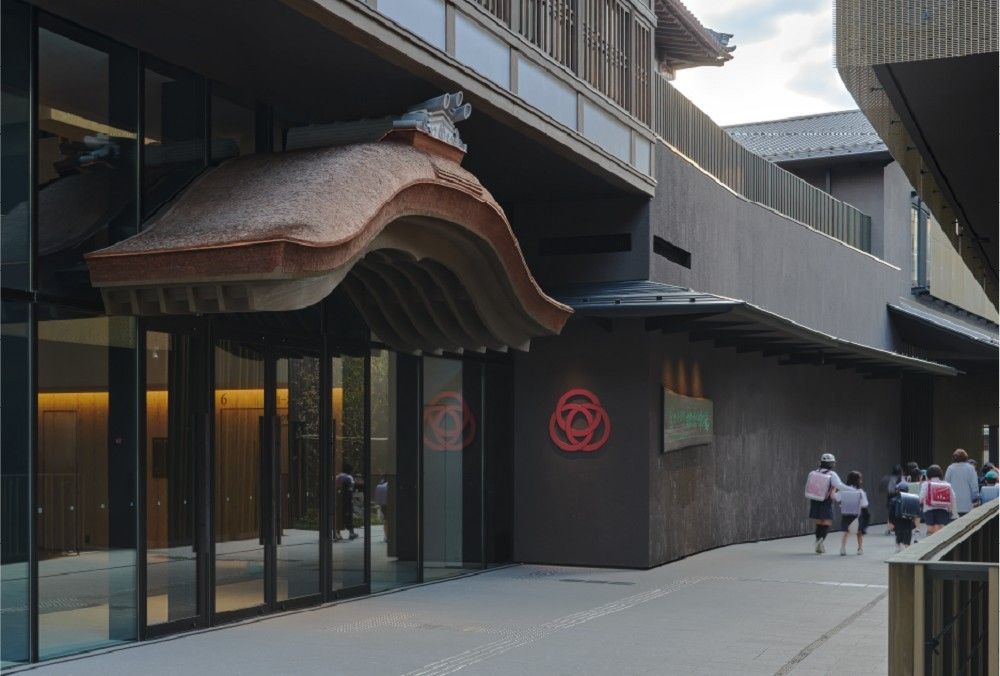 京都「宮川町歌舞練場」華麗新生！隈研吾延續百年建築風華，原研哉操刀