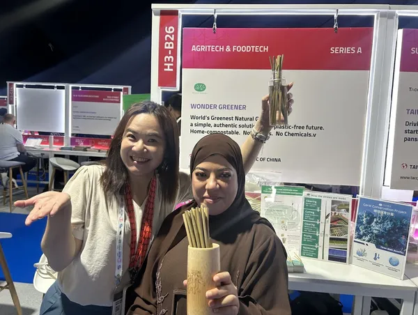 玩艸植造於GITEX展會與中東廠商介紹蒲草吸管.jpg