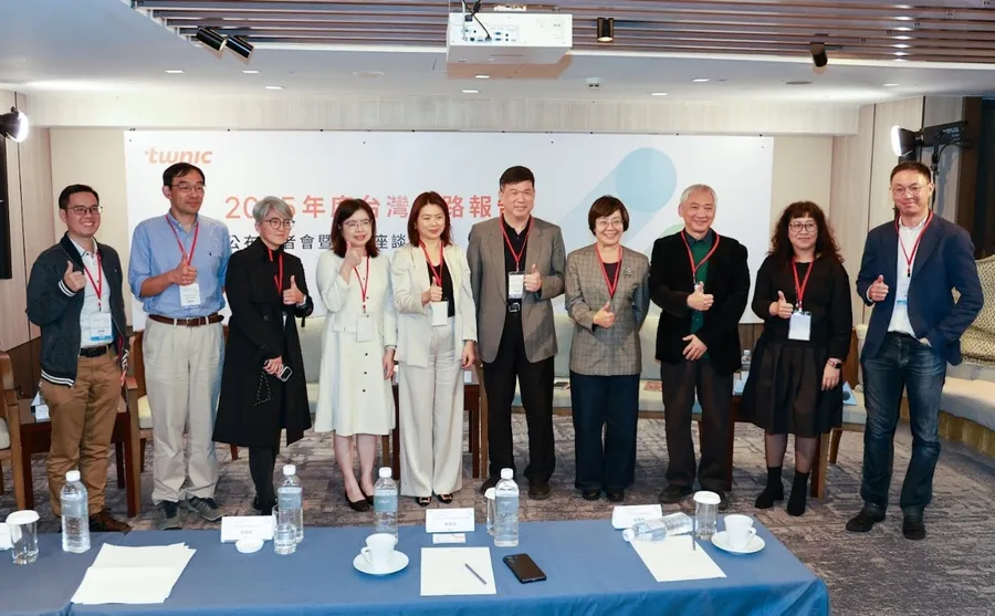 2025年《台灣網路報告》 有效賦能新階段：從使用到駕馭的數位轉型