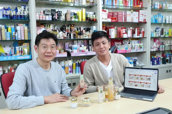 擺脫電商就是手工業宿命：林荃企業數分鐘產百張行銷圖，AI如何讓上千美妝品快攻各大電商？ 