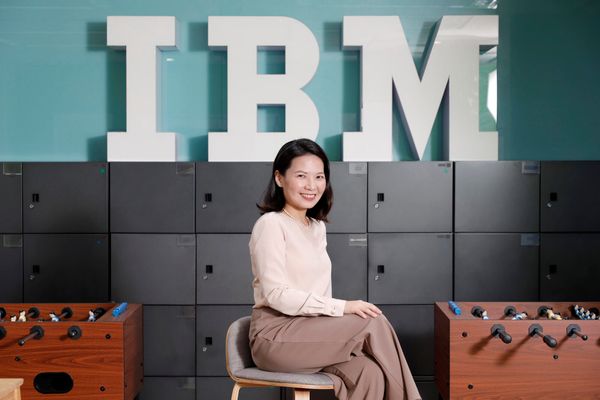  員工從「哇哇叫」到主動用 AI！IBM 採購部門人力減半、績效翻倍，只改了一個 KPI 就做到