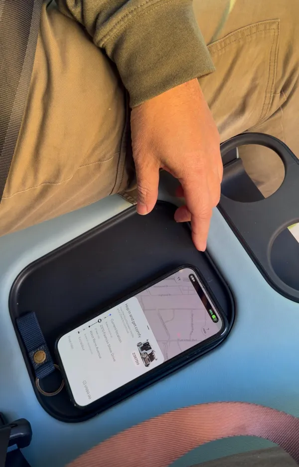 亞馬遜Zoox車內座椅間配備。