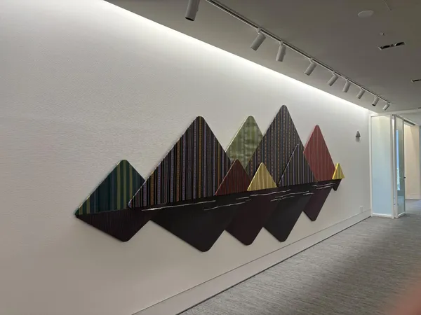 玉山銀行福岡分行內部牆面