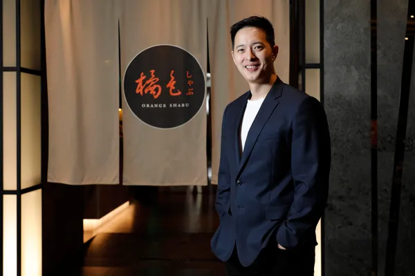  25 年只展 5 間店！橘色涮涮屋如何用一條「憲法」養出 8 成回客率？