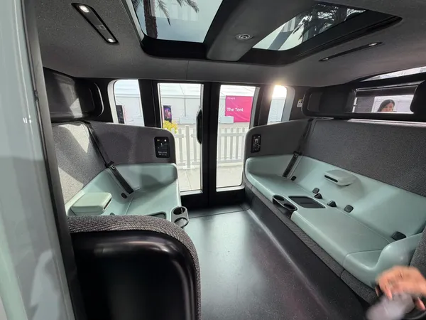 車內對坐設計_亞馬遜自駕車Zoox實測