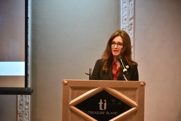 鳳凰城副市長 Ann O'Brien