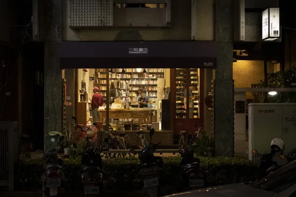 三餘書店夜晚(陳彥君)_comp.jpg