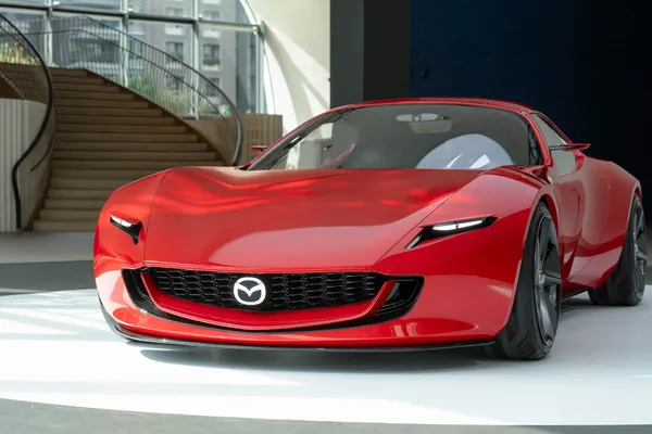 在臺中歌劇院遇見概念跑車：MAZDA ICONIC SP 藝術策展，以溫暖紅光點亮未竟之路
