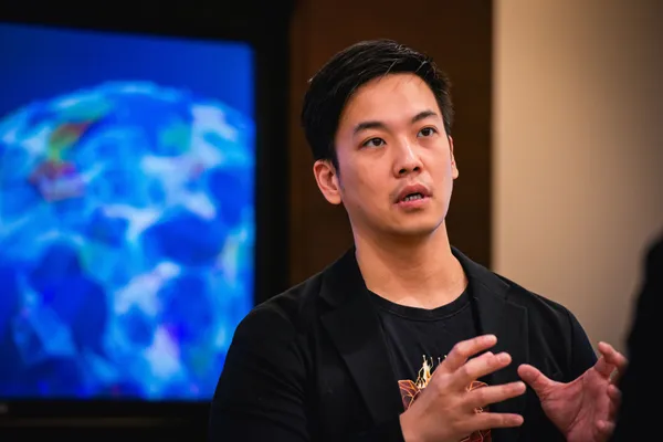 圖說(2)：能火動畫執行長鄭義錡指出，生成式 AI 的下一個戰場在於「互動體驗」。透過加入研華~，快