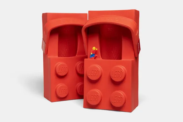 LEGO ╳ Crocs 首波聯名「積木鞋」