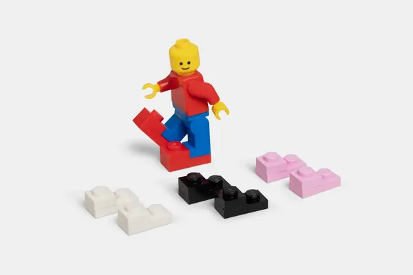 LEGO ╳ Crocs 首波聯名「積木鞋」