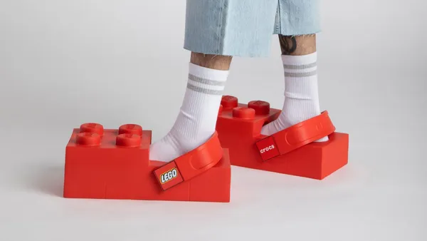 LEGO ╳ Crocs 首波聯名「積木鞋」