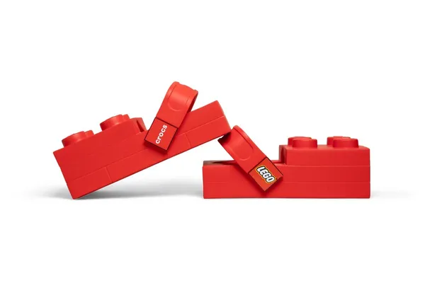 LEGO ╳ Crocs 首波聯名「積木鞋」