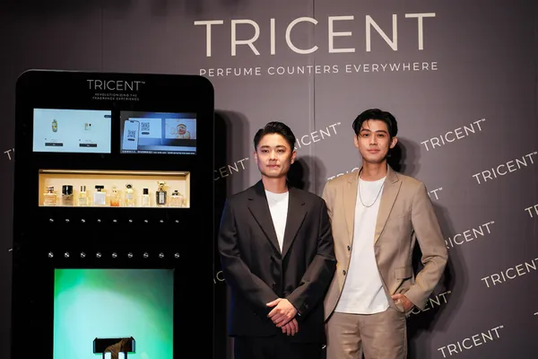 創辦人暨執行長 顏鴻傑、李玉璽與香氛互動體驗機合照.JPG