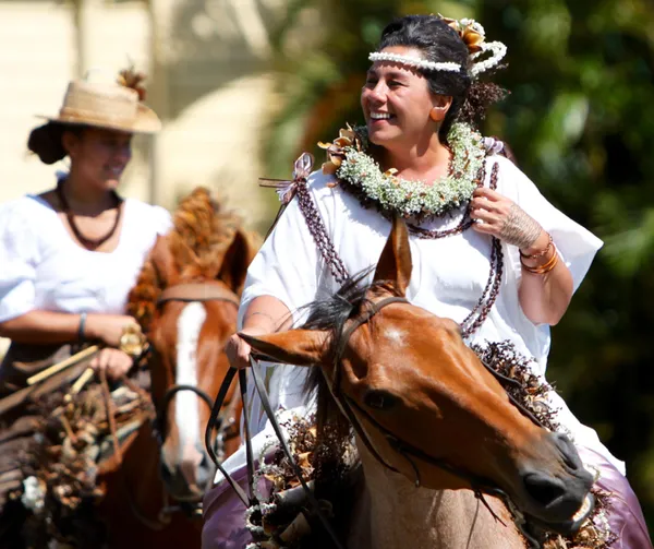於「卡美哈美哈國王日」身穿象徵各島傳統色彩長裙的 Paʻu女騎士_圖片來源_夏威夷旅遊局.jpg