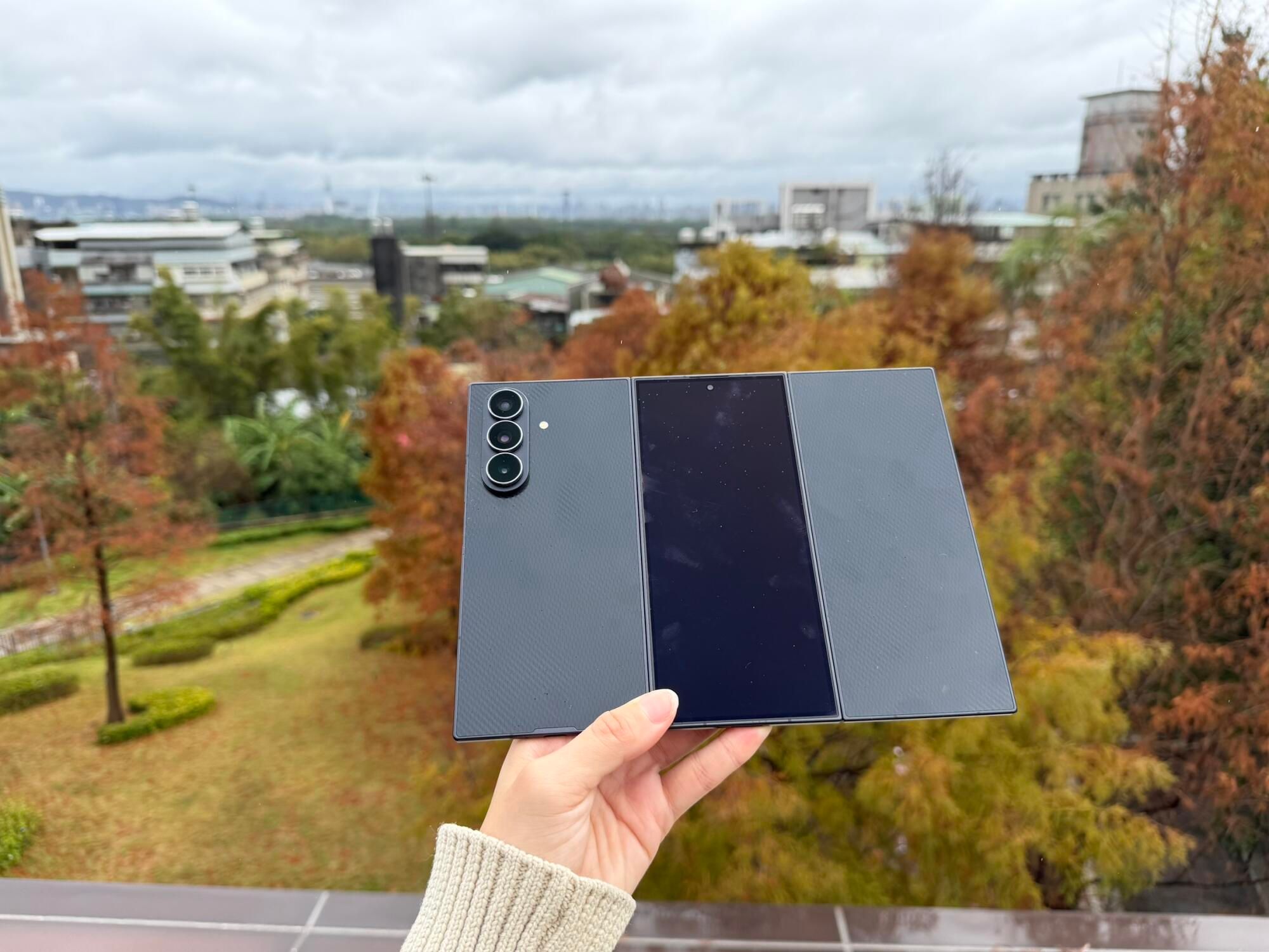 三星Galaxy Z TriFold 三摺機實測：10 吋大螢幕爽度的代價是309g 厚重