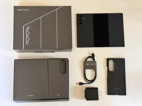 三摺機Galaxy Z TriFold盒裝物