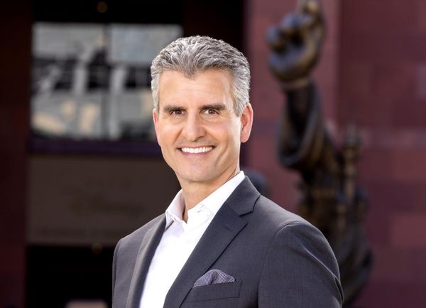  迪士尼 CEO 換人！Josh D’Amaro 是誰？他麾下的「體驗部門」為何是集團的金雞母？
