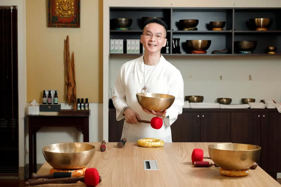 頌缽音療是什麼？跟著療癒師學會讓大腦「休眠」，把注意力拉回身體入口、鬆綁焦慮