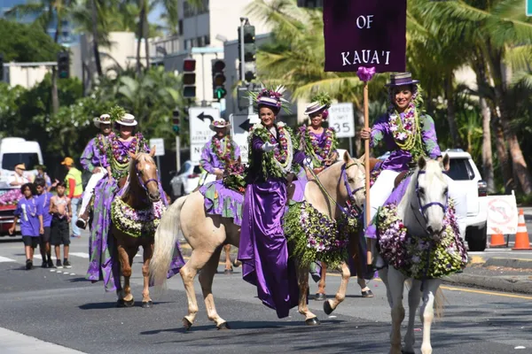 身穿象徵各島傳統色彩長裙的 Paʻu女騎士_圖片來源_Aloha Festivals.jpg