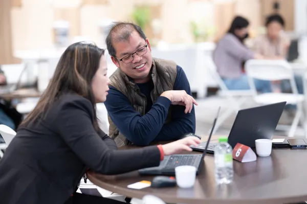 91APP數位電商諮詢師 Elli(左)與向天歌創新農業團隊(右)