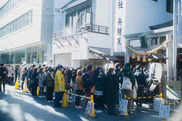 每逢新年，參拜者絡繹不絕，祈求商業興隆與開運。人流不絕、香火鼎盛的熱鬧參拜一景。©小網神社.jpg
