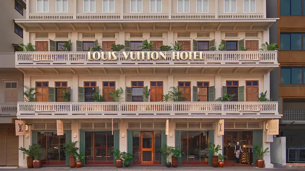 不能入住的飯店？Louis Vuitton Hotel 將曼谷老宅化為品牌展館：LV 經典包款進駐沉浸式客房