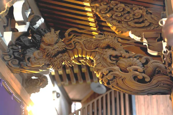 神社主殿前左右的龍雕呈現對應姿態，圖中為騰雲而上的昇天之龍；另一側有自天而降的降地之龍。©小網神社.