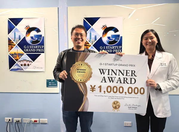 本屆最大賞最終由台灣團隊Cliniway奪得。舞台左為精拓生技執行長 陳柏翰(Po Chen)、右為Cliniway代表鄭宜繽。