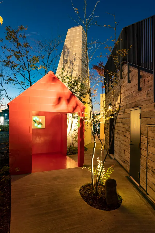 常設作品 【上總牛久車站】藤本壯介《里山トイレ（Toilet in Nature）》Photo Na