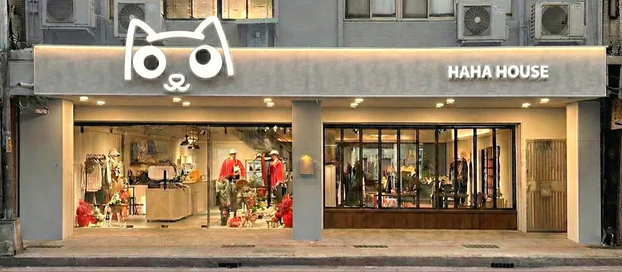 以前C位是小孩，現在是毛孩！老牌女裝奇威布局十年，一套「人寵親子裝」打出名號