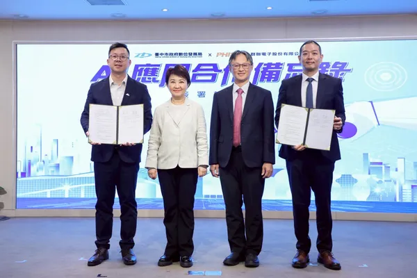 台中市數位局與群聯電子簽訂ai合作備忘錄-盧市長-數位局長林谷隆-群聯創辦人潘健成等人合影.jpg