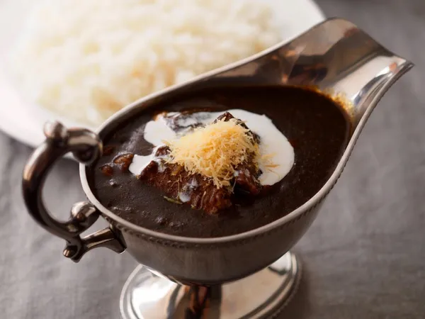 圖1：以牛肉濃縮旨味熬製的高湯為基底的牛肉咖哩。©スマトラカレー共榮堂.jpg