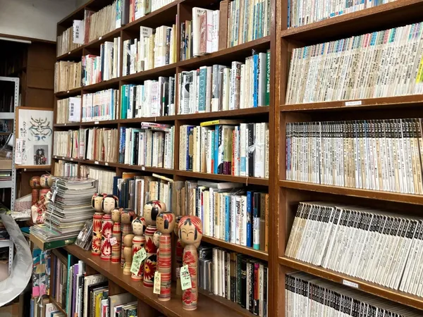 圖3：店內有高達天花板的書架，豐富收藏了與戲劇和電影相關的古書。©矢口書店.jpg