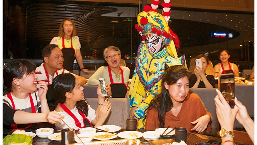 股價跌8成、4年換3次CEO！為何甩麵和美甲成海底撈最大考驗？