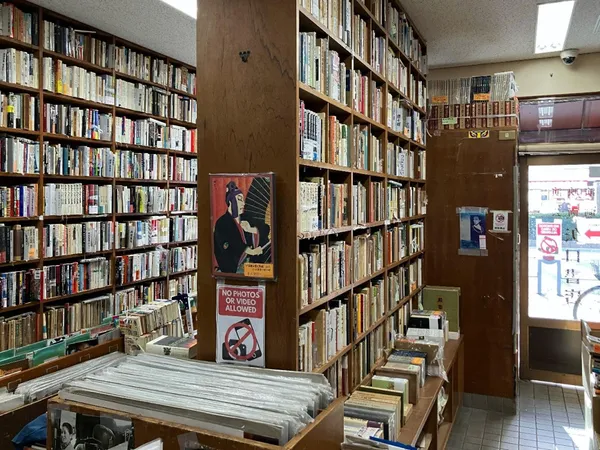 圖4：店鋪也歡迎海外訪客，但嚴格禁止拍攝未購買的商品。©矢口書店.jpg