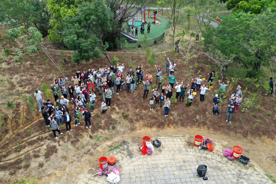 為螢火蟲造一個家！巨思文化重返和平實小，種下 800 株臺灣原生種、在都市復育螢火蟲！