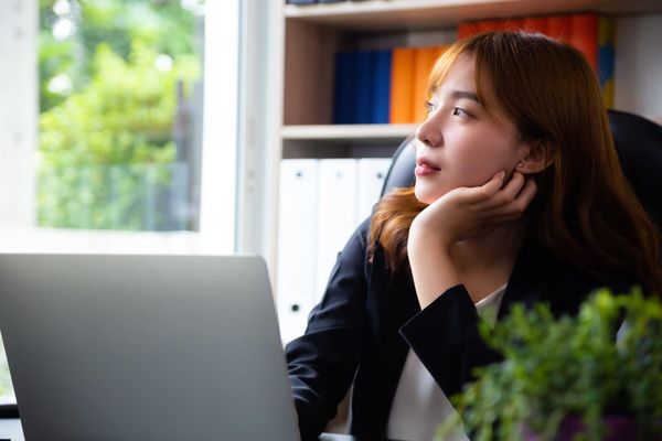  努力半輩子卻覺得卡在原地？放下「人生 KPI」執念，現在是拿回主導權的最好時機